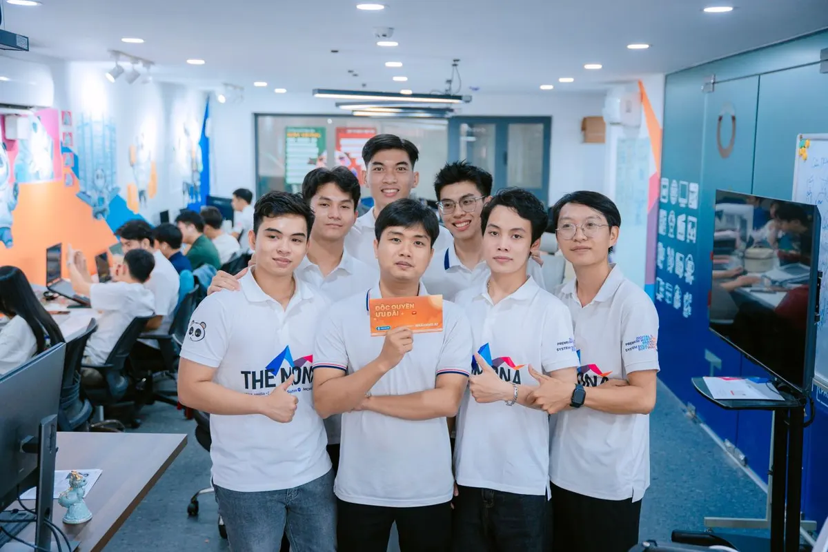 Đội MONA Software mặc áo THE MONA tại văn phòng