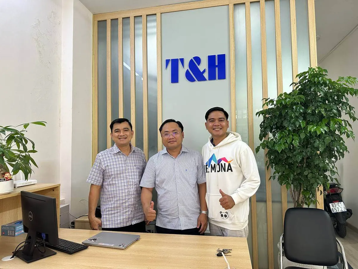 Anh Khánh Hùng gặp khách tại công ty T&H