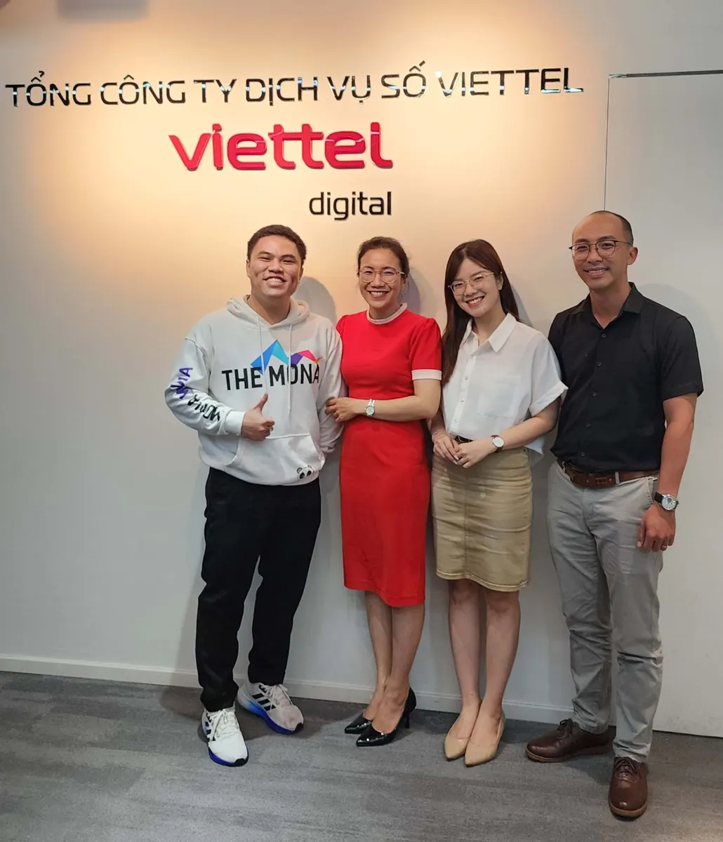 Anh Khánh Hùng gặp khách tại Viettel Digital