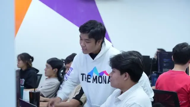 Anh Khánh Hùng, CEO The MONA Group, làm việc giữa đội