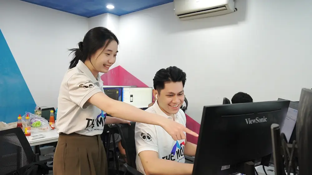 Đội MONA cùng xem và cân chỉnh video trên màn hình