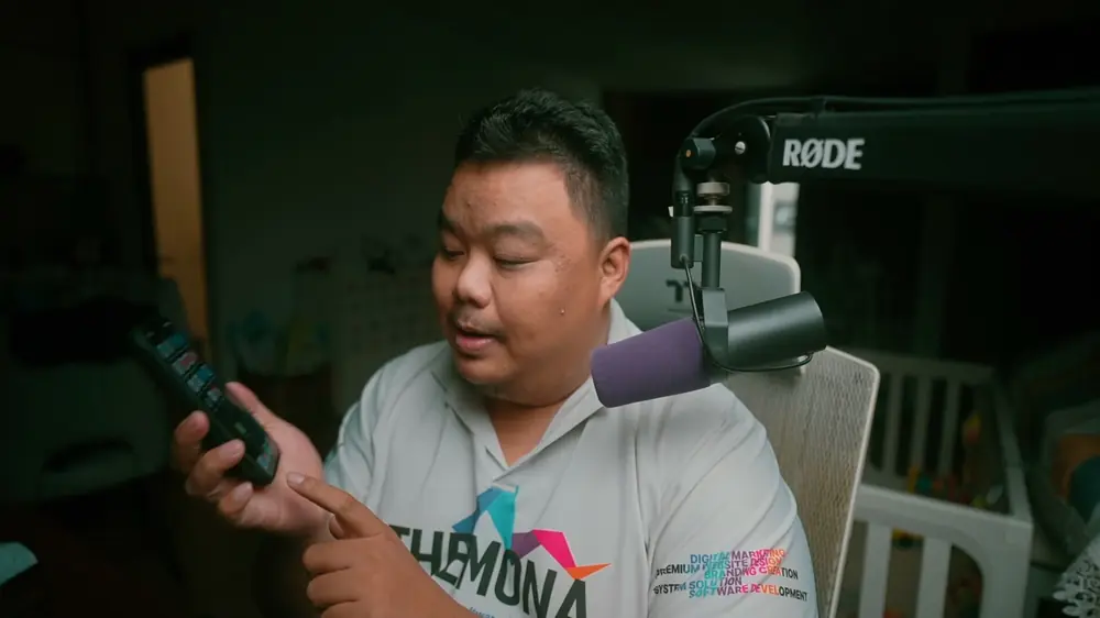 Anh Khánh Hùng quay video bằng điện thoại