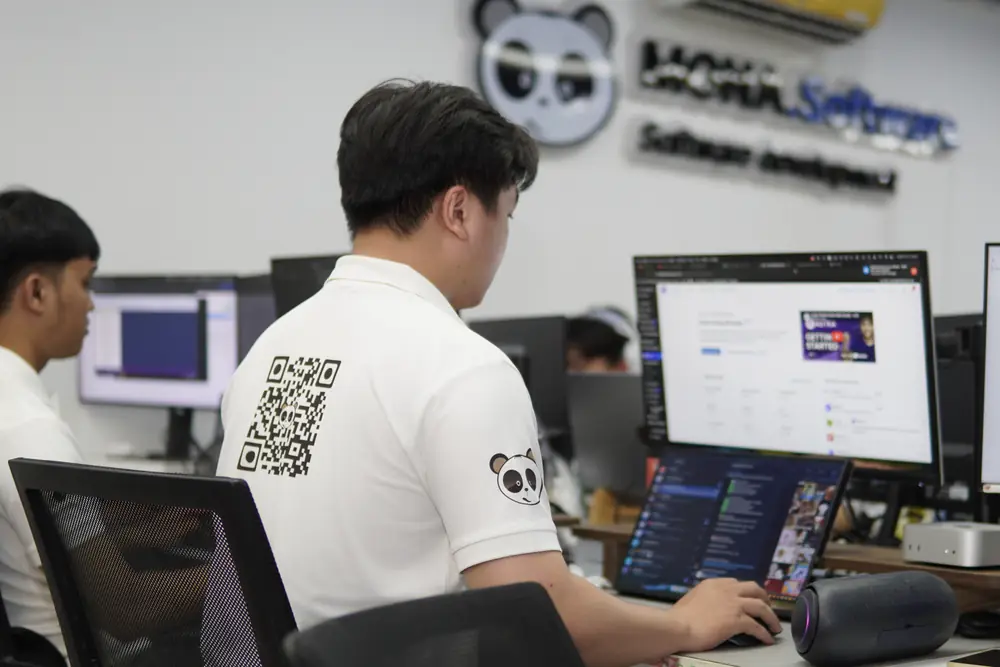 Người của MONA theo dõi video tại văn phòng MONA Software