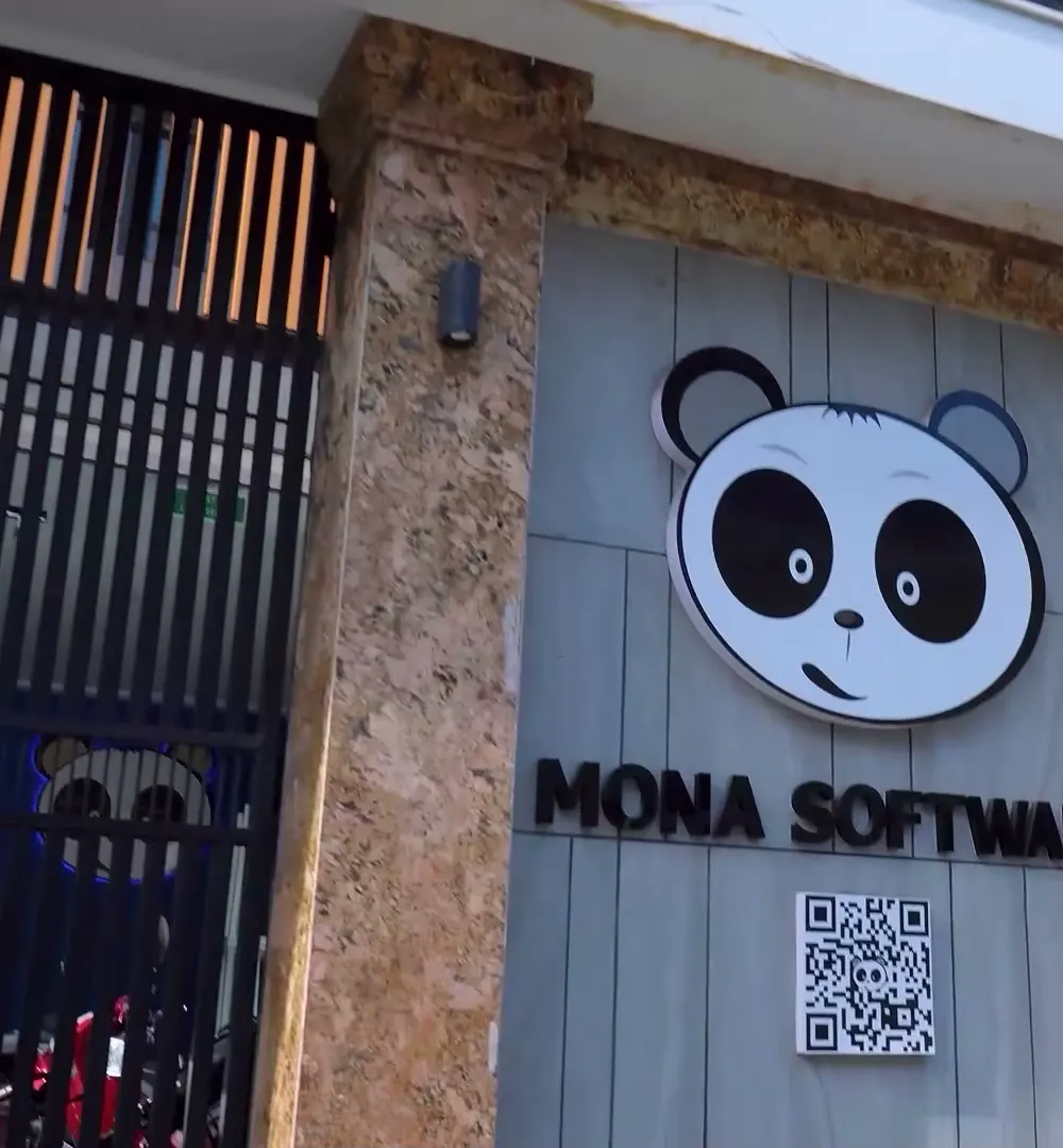 Trụ sở MONA Software với logo gấu trúc trước cửa