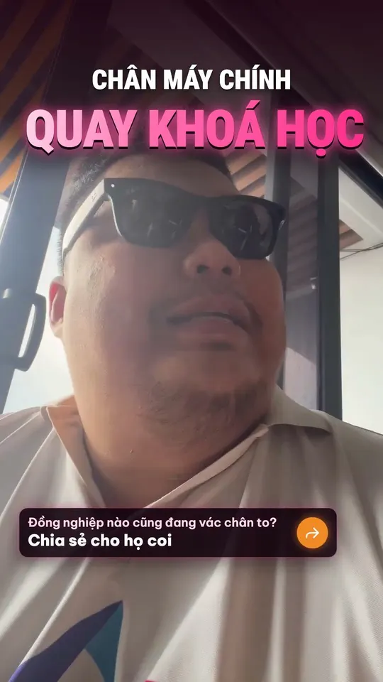 Anh Khánh Hùng đeo kính, video AI tự ghép 2 camera