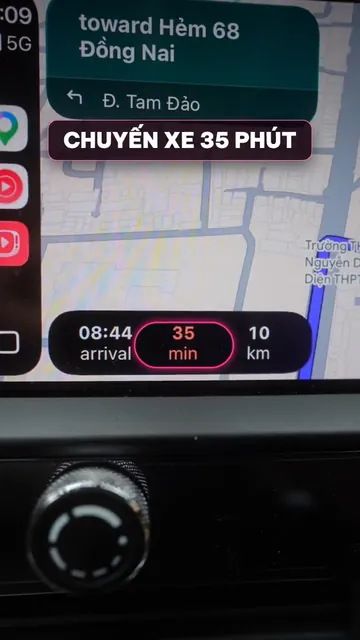 Cảnh thật màn hình định vị trong xe, AI khoanh đúng chỗ 35 phút và 10 km