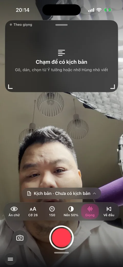 Màn Quay video khi khung chữ còn trống, khung chữ ghi «Chạm để có kịch bản»