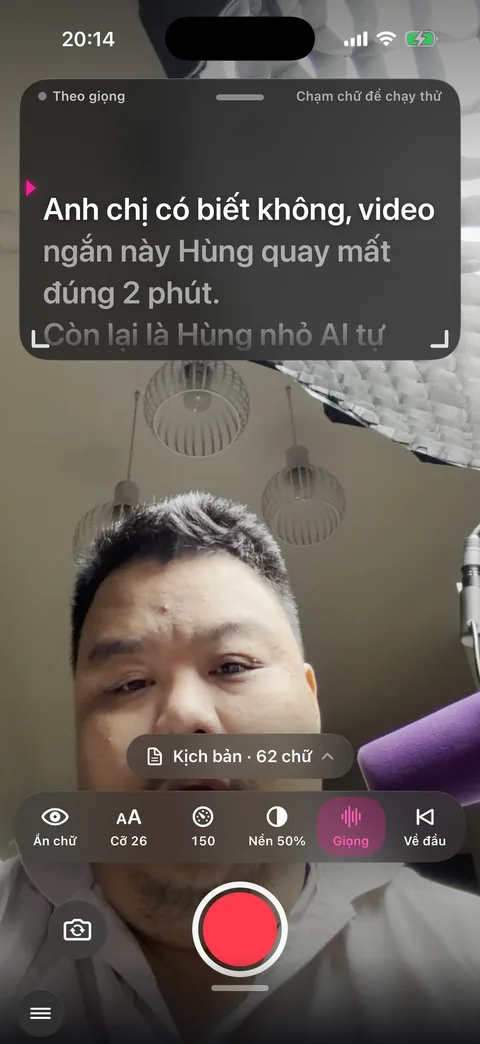 Màn Quay sẵn sàng: khung chữ sát camera, thanh chỉnh Ẩn chữ, Cỡ, tốc độ, Nền, Giọng, Về đầu, nút quay đỏ giữa đáy
